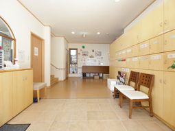 エントランスの明るい風景