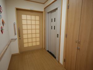 廊下の和風ドアとエレベーター