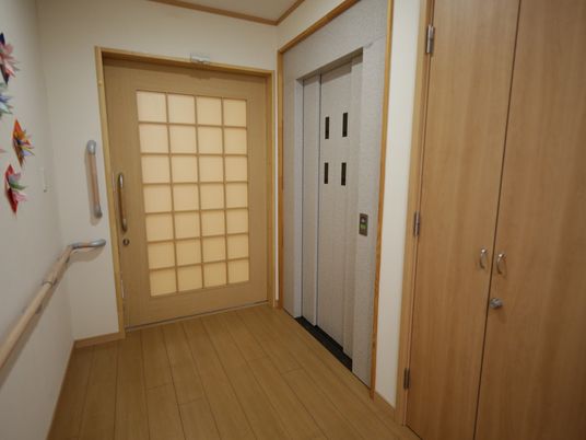 廊下の和風ドアとエレベーター