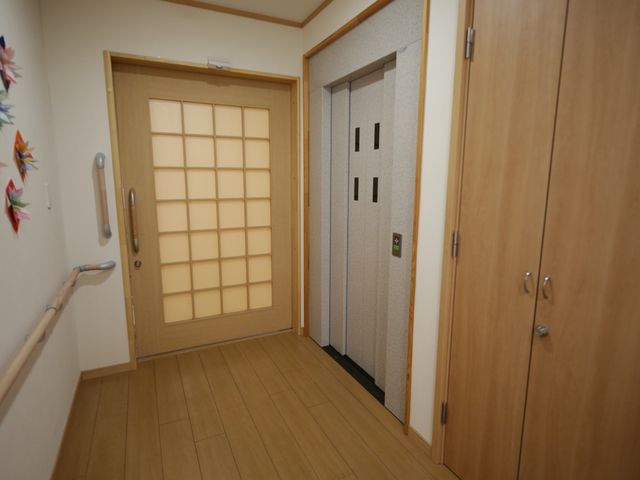 廊下の和風ドアとエレベーター