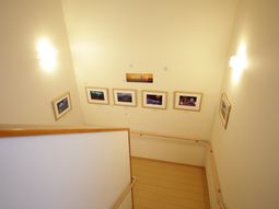 廊下の壁に掛けられた絵