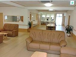 柔らかい色合いの共有ラウンジ