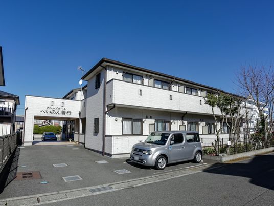 白壁の建物と青空