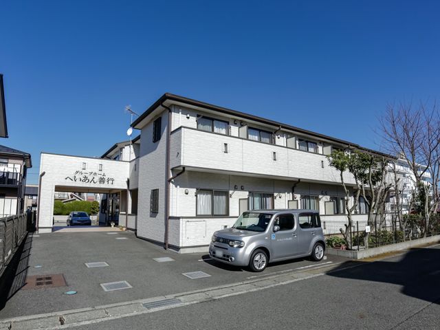 白壁の建物と青空