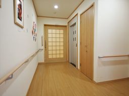 廊下のアートと照明