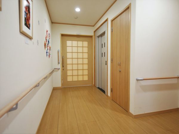 廊下のアートと照明
