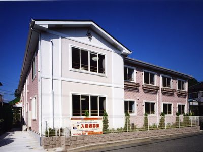 明るい外観の建物