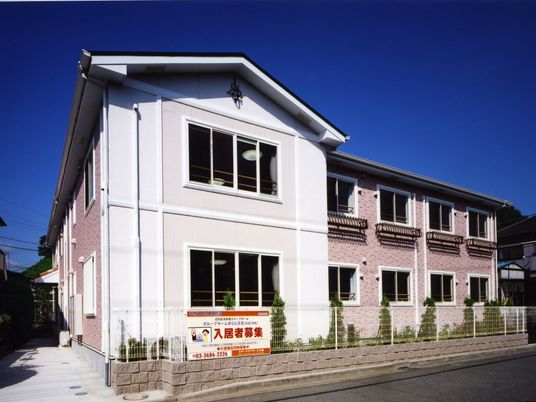 明るい外観の建物