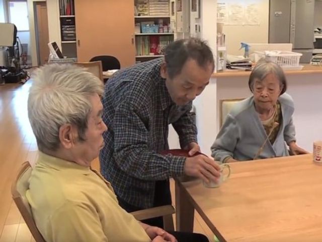共有スペースでの交流 入居者様 落ち着いた雰囲気の共有スペースでは、利用者同士が交流を深める場面です。ここで新たな友情を育むこともできます。