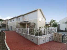 明るい外観の建物