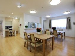 明るい共用ダイニングルーム