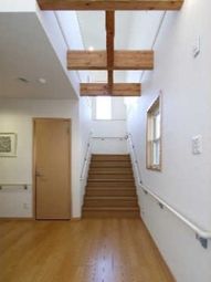 明るい木造の廊下