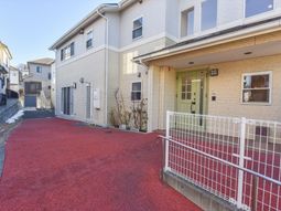 明るい外観のエントランス