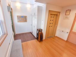 玄関ホールとエレベーター