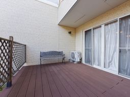 広々とした明るいテラス