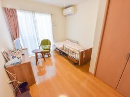 明るい居室の様子