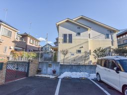 建物の外観と駐車場