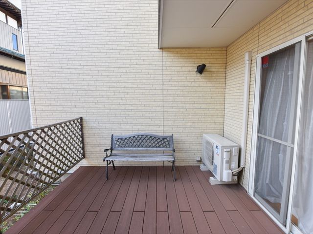 快適なバルコニースペース デッキ ゆったりとした屋外のバルコニーです。ベンチでのひとときは、心身のリフレッシュに最適でしょう。