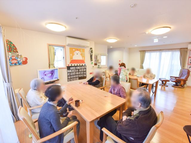 共有スペースの日常風景 リビング ゆったりとした食堂では、利用者が穏やかな時を共に過ごしています。窓からの自然光が心地よい空間を演出しております。