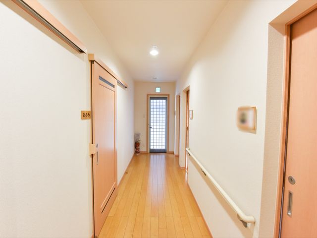 明るく清潔な廊下 廊下 すっきりとして広々とした通路は、ご高齢の方々が安心してお使いになれるよう手すりが整備されています。