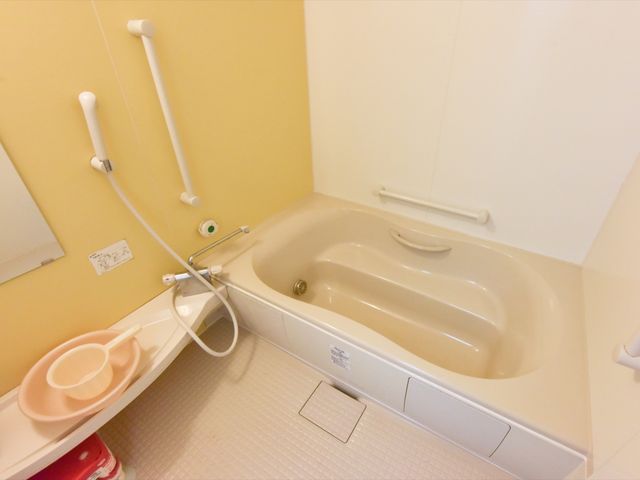 バリアフリー設計の浴室 浴室 手すり付きの広々とした浴槽です。安全に配慮された浴室環境で、心地よいひとときをご提供しています。