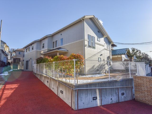 快適な施設の外観 外観 陽光が降り注ぐ気持ちの良い施設で、新しい職場をぜひ一度見学にいらしてください。
