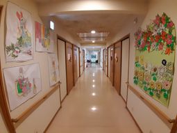 アート飾られた廊下