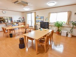 共有スペースの明るい食堂