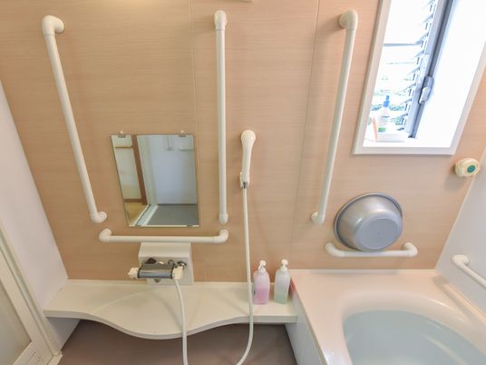 浴室には窓があり、換気ができるので使いやすくなっている。手すりが縦、横両方の方向についているので利用しやすく安全に入浴ができる。