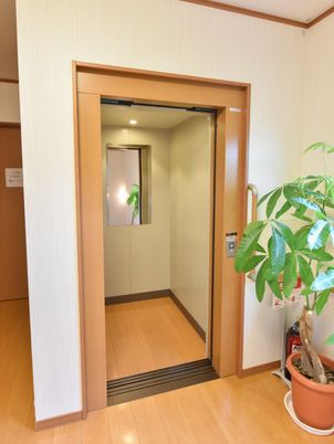 木目調のエレベーター入口