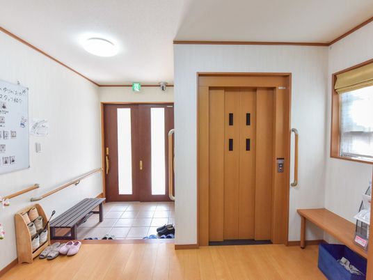 廊下とエレベーターの風景