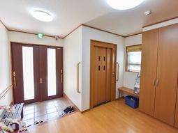 玄関ホールの明るい空間