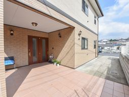 玄関前の明るいエントランス