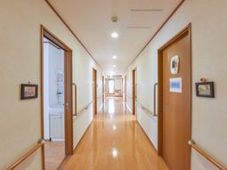 明るい廊下の光景