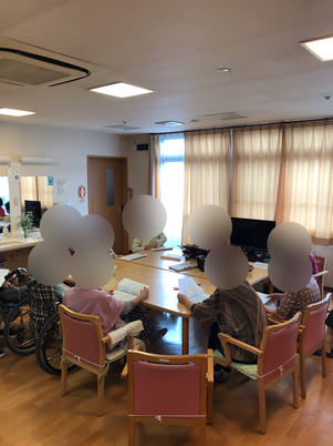 居室で過ごす人々