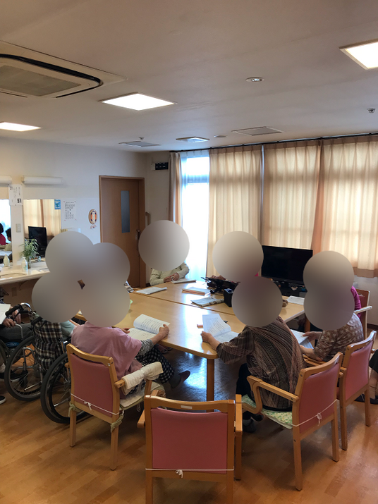 居室で過ごす人々