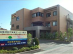 茶色の建物と緑の植物