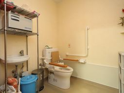 明るいトイレの室内