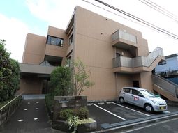 茶色い外壁の建物外観