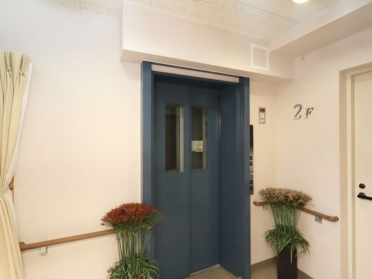 清潔感のあるエレベーター前