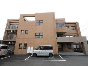 茶色い建物の外観