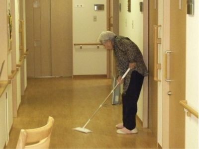 お手伝いするおばあ様廊下