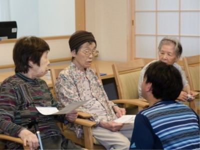 スタッフと入居者の交流