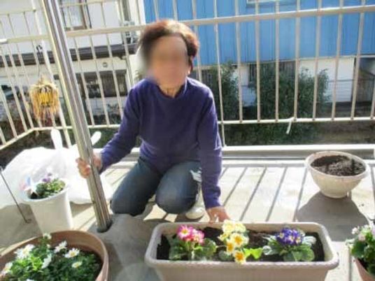 植物の世話をする人