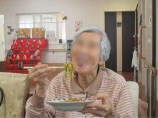 食事をする笑顔の高齢者