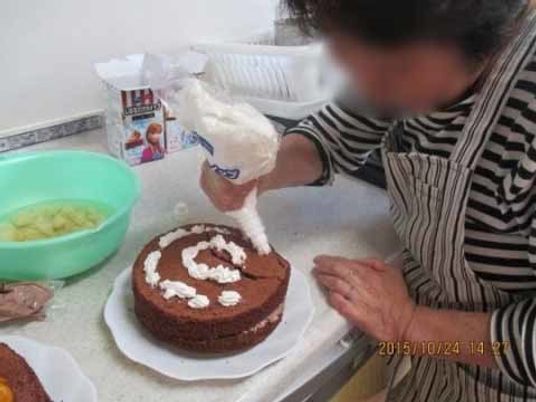 ケーキ作りの料理風景