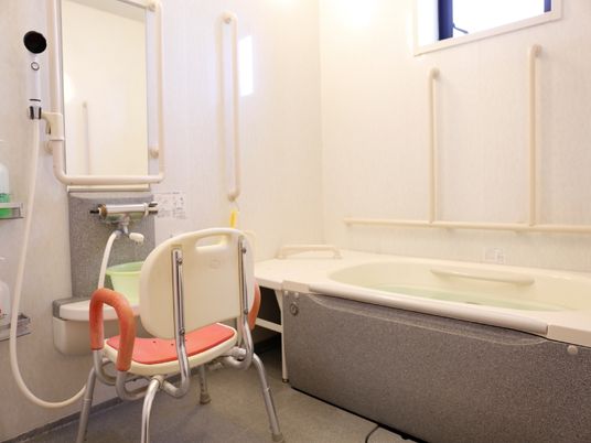 バリアフリー対応の浴室