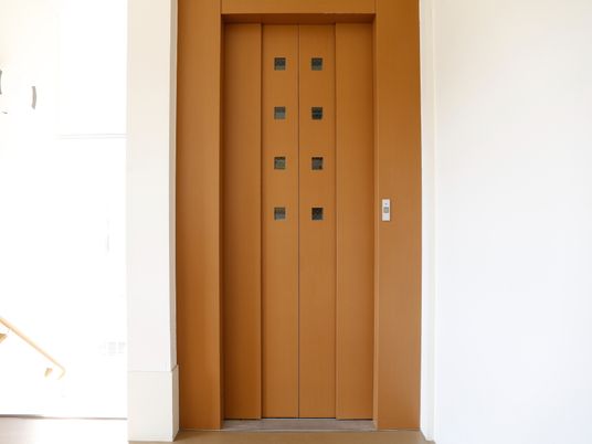 木目調のシンプルな扉