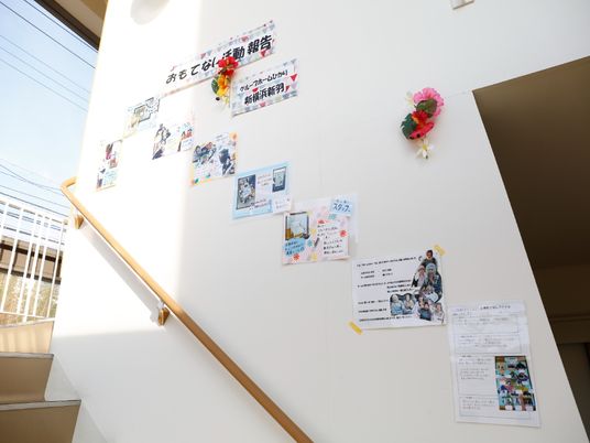 壁掲示物と階段