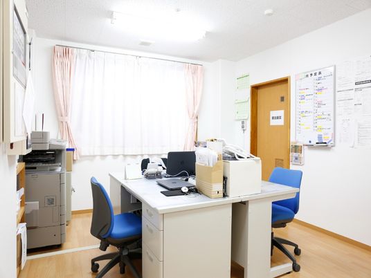 整理された明るい事務室